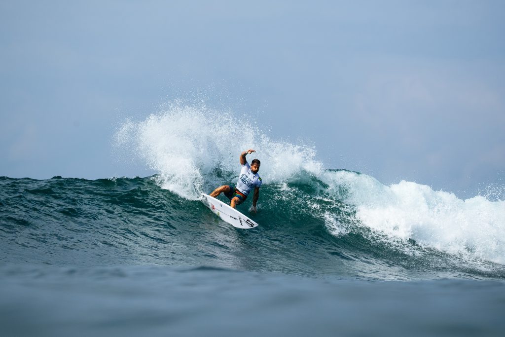 Alejo Muniz fica em terceiro lugar na primeira bateria do El Salvador Pro 2025.