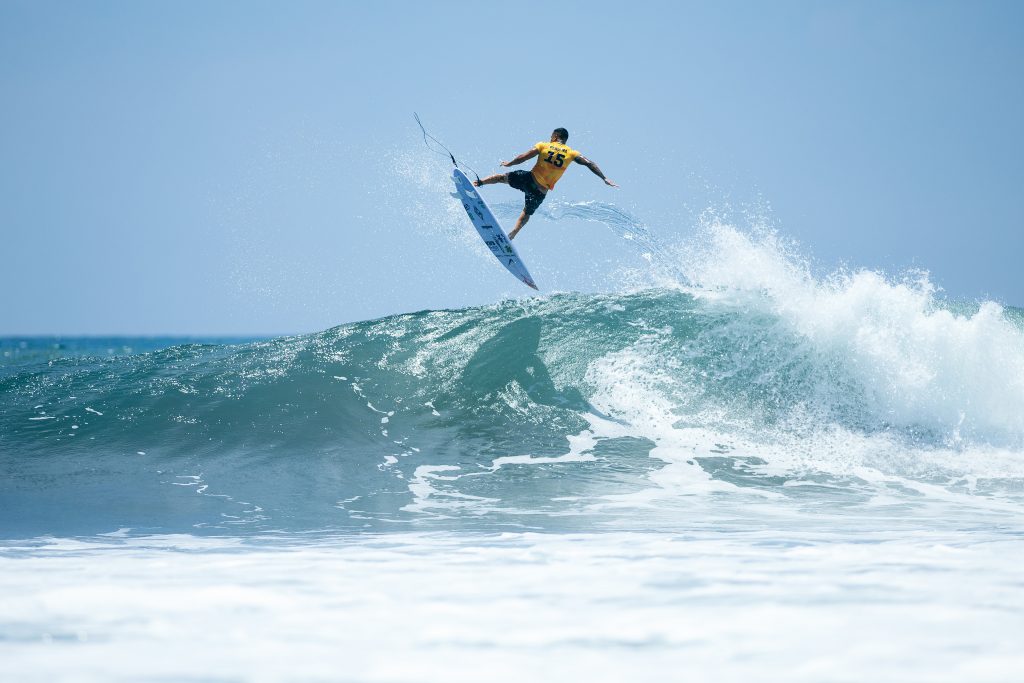 Italo Ferreira decola em Punta Roca e garante lugar nas oitavas de final do El Salvador Pro 2025.