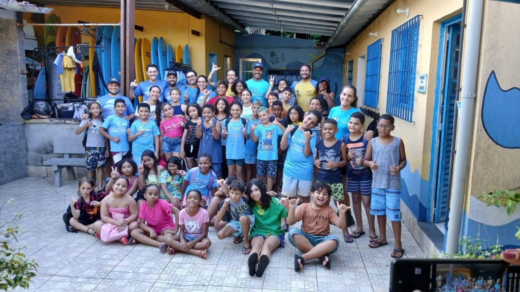 Crianças em dia de projeto.