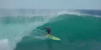 Mick Fanning renova com a Rip Curl