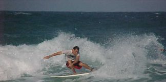 Universitários dão aula de surfe na praia do Futuro (CE)