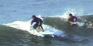 Eduardo Bagé treina nas ondas do Pier da Barra