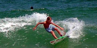 Nova geração invade praia do Tombo