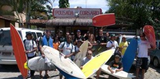 Surfistas e mergulhadores reunidos em Paraty (RJ)