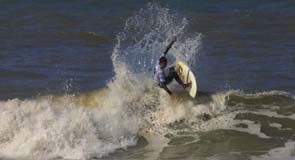 Ondas grandes marcam Billabong Brasileiro em Maresias