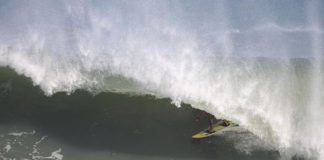 Surfistas ralam em Maresias (SP)