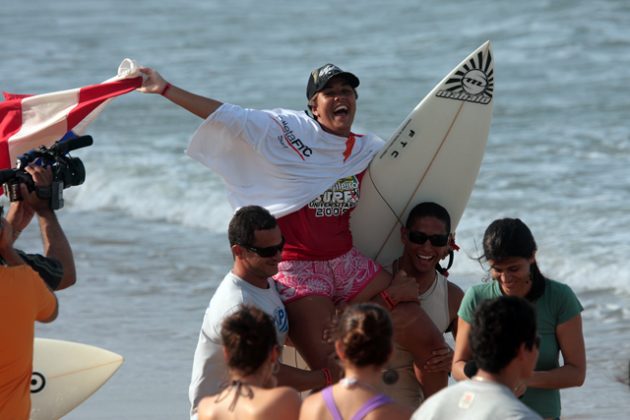 Renata Tambom, Brasileiro de Surf Universitário 2009, Ponta Negra (RN). Foto: Rodrigo Mesquita.