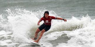 Gabi Leite reage em Camboriú