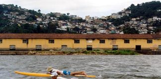 Surfistas contornam ilha de São Vicente na remada