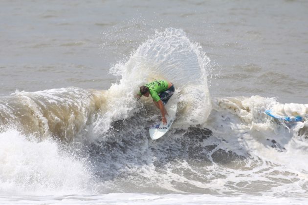 Caina Barletta, Circuito Catarinense Amador 2010, praia do Rincão, Içara (SC). Foto: Basílio Ruy / Fecasurf.