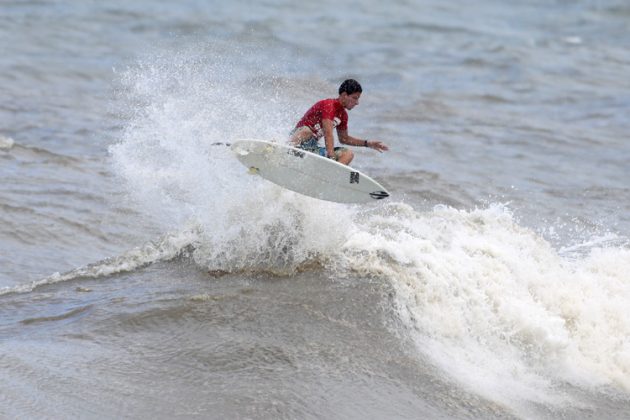 Julio Terres, Circuito Catarinense Amador 2010, praia do Rincão, Içara (SC). Foto: Basílio Ruy / Fecasurf.