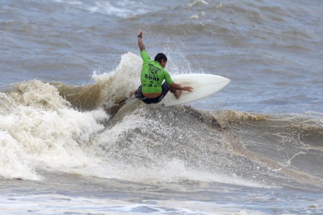 Leandro da Silva, Circuito Catarinense Amador 2010, praia do Rincão, Içara (SC). Foto: Basílio Ruy / Fecasurf.