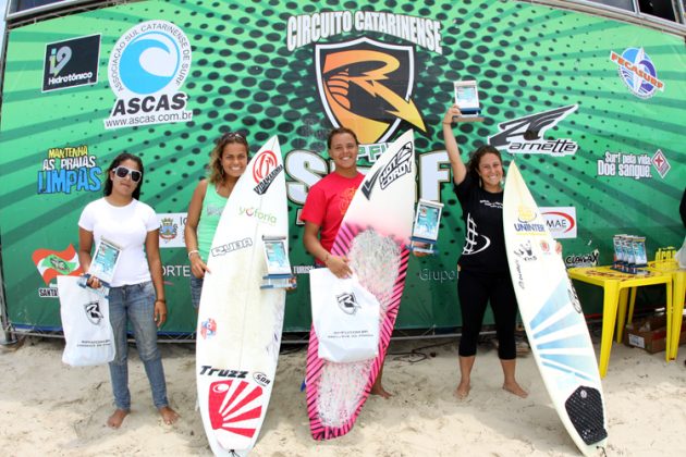 Pódio Feminino, Circuito Catarinense Amador 2010, praia do Rincão, Içara (SC). Foto: Basílio Ruy / Fecasurf.