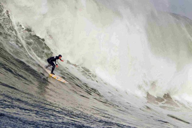 Rodrigo Koxa, Mavericks, Califórnia, EUA. Foto: Fred Pompermayer.