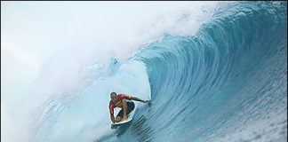 Kelly Slater dá show em Teahupoo