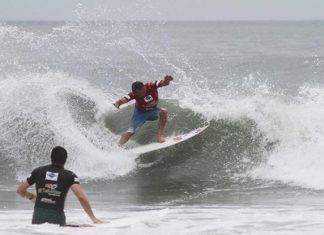 Tom Curren puxa o bonde