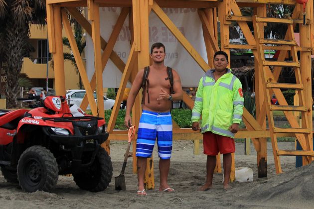 Marlos Viana e salva-vidas, Puerto Escondido, México. Foto: Arquivo pessoal.