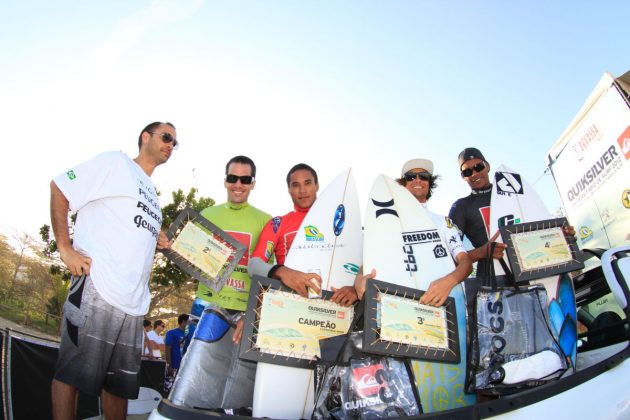 Pódio Open, Quiksilver Universitário 2012, Itamambuca, Ubatuba (SP). Foto: Akiwas.