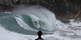 Molecada brinca no swell