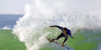 Peterson e Raoni avançam em J-Bay