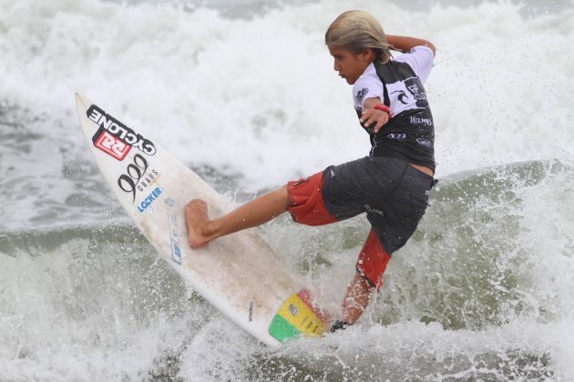 Daniel Templar, Rip Curl Grom Search 2013, praia do Tombo, Guarujá (SP). Foto: Nancy Geringer.