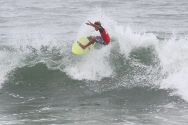 Giovani Pontes, Rip Curl Grom Search 2013, praia do Tombo, Guarujá (SP). Foto: Nancy Geringer.