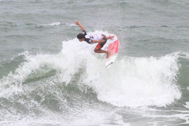 Gustavo Ramos, Rip Curl Grom Search 2013, praia do Tombo, Guarujá (SP). Foto: Nancy Geringer.