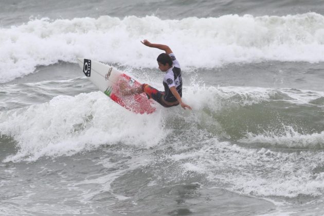 Gustavo Ramos, Rip Curl Grom Search 2013, praia do Tombo, Guarujá (SP). Foto: Nancy Geringer.