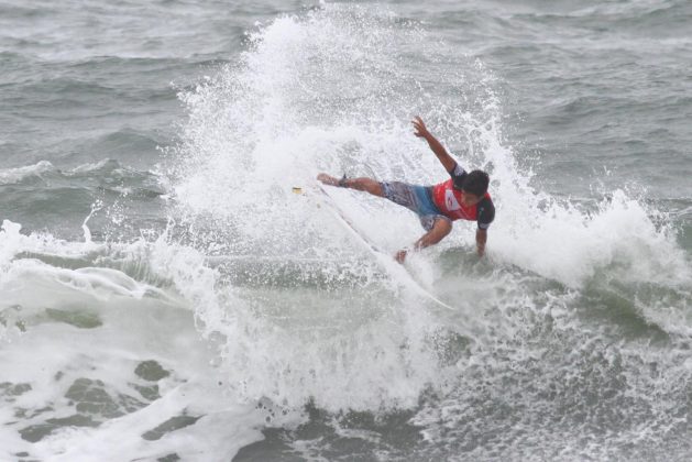 Ian Tavares, Rip Curl Grom Search 2013, praia do Tombo, Guarujá (SP). Foto: Nancy Geringer.