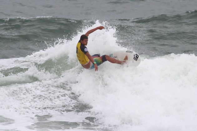 Igor Moraes, Rip Curl Grom Search 2013, praia do Tombo, Guarujá (SP). Foto: Nancy Geringer.