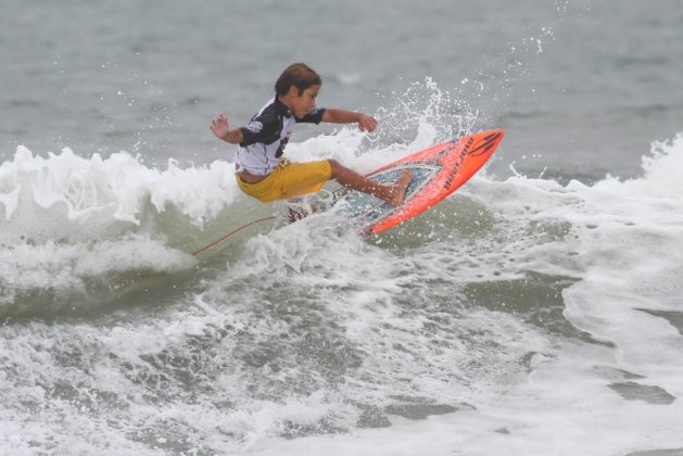 Lucas Vicente, Rip Curl Grom Search 2013, praia do Tombo, Guarujá (SP). Foto: Nancy Geringer.