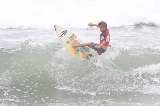 Matheus Herdy, Rip Curl Grom Search 2013, praia do Tombo, Guarujá (SP). Foto: Nancy Geringer.