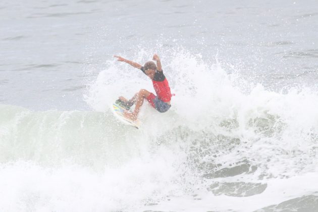 Matheus Herdy, Rip Curl Grom Search 2013, praia do Tombo, Guarujá (SP). Foto: Nancy Geringer.