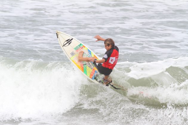 Matheus Herdy, Rip Curl Grom Search 2013, praia do Tombo, Guarujá (SP). Foto: Nancy Geringer.