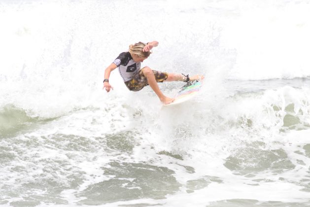 Nathan Kawani, Rip Curl Grom Search 2013, praia do Tombo, Guarujá (SP). Foto: Nancy Geringer.