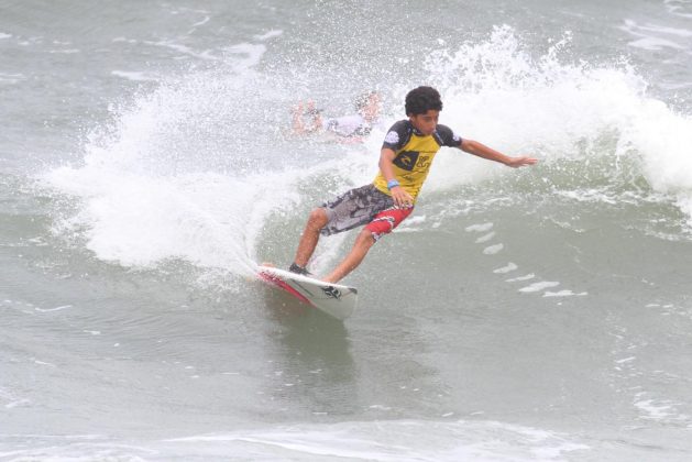 Renan Hanada, Rip Curl Grom Search 2013, praia do Tombo, Guarujá (SP). Foto: Nancy Geringer.