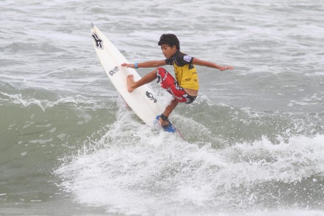 Renan Hanada, Rip Curl Grom Search 2013, praia do Tombo, Guarujá (SP). Foto: Nancy Geringer.