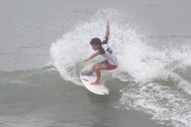 Renan Hanada, Rip Curl Grom Search 2013, praia do Tombo, Guarujá (SP). Foto: Nancy Geringer.