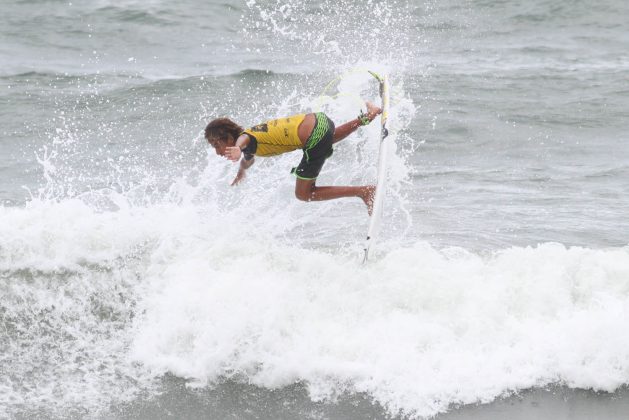 Samuel Pupo, Rip Curl Grom Search 2013, praia do Tombo, Guarujá (SP). Foto: Nancy Geringer.