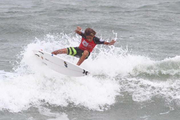 Samuel Pupo, Rip Curl Grom Search 2013, praia do Tombo, Guarujá (SP). Foto: Nancy Geringer.