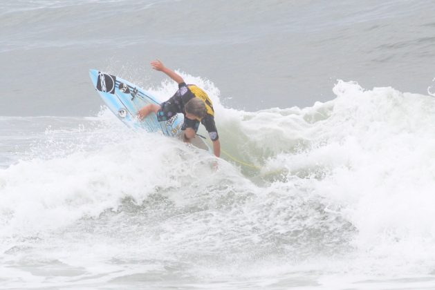 Vinicius Barcelos, Rip Curl Grom Search 2013, praia do Tombo, Guarujá (SP). Foto: Nancy Geringer.