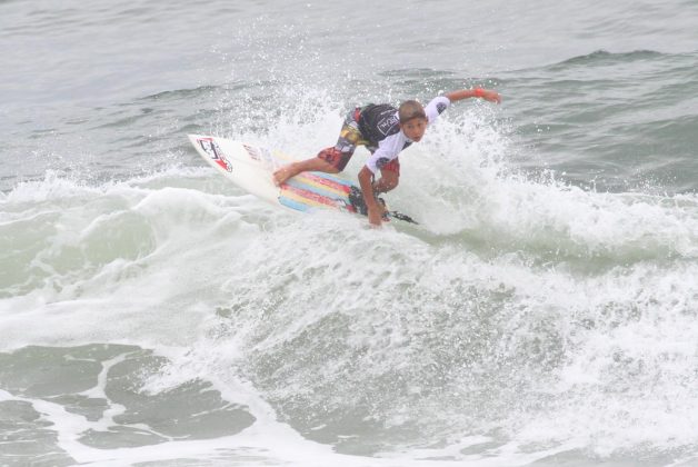 Vitor Ferreira, Rip Curl Grom Search 2013, praia do Tombo, Guarujá (SP). Foto: Nancy Geringer.