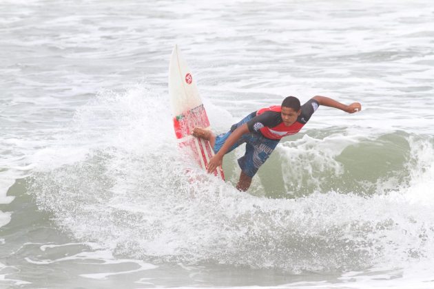 Wesley Dantas, Rip Curl Grom Search 2013, praia do Tombo, Guarujá (SP). Foto: Nancy Geringer.