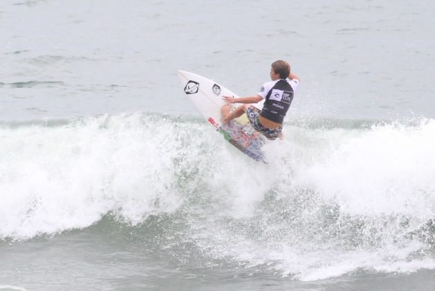 Yuri Fernandes, Rip Curl Grom Search 2013, praia do Tombo, Guarujá (SP). Foto: Nancy Geringer.