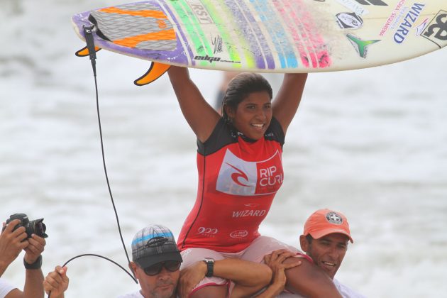 Kayane Reis, Rip Curl Grom Search 2013, praia do Tombo, Guarujá (SP). Foto: João Carvalho.