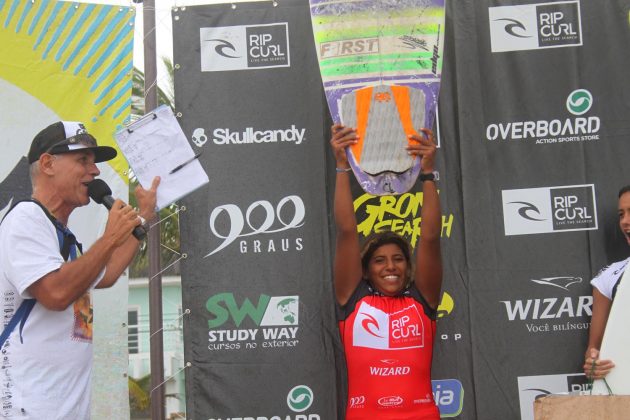 Kayane Reis, Rip Curl Grom Search 2013, praia do Tombo, Guarujá (SP). Foto: João Carvalho.