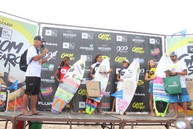 Pódio Feminino, Rip Curl Grom Search 2013, praia do Tombo, Guarujá (SP). Foto: João Carvalho.