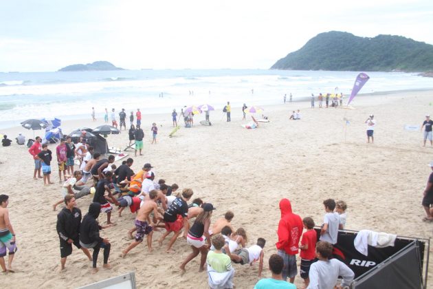 Rip Curl Grom Search 2013, praia do Tombo, Guarujá (SP). Foto: João Carvalho.