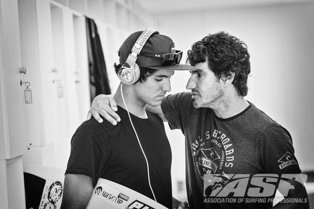 Gabriel Medina e Charles, Billabong Rio Pro 2013, Barra da Tijuca (RJ). Foto: Carlos Infante.