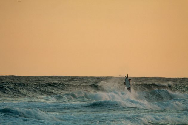 Patrick Gudauskas é mais um que aproveita as condições ruins para fazer um belo voo. Foto: Mario Tetto.